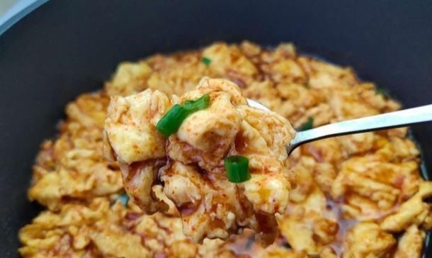 家常|家常炒蛋谁都会,但酱汁炒蛋你肯定没吃过口感嫩滑,拌饭吃秒光