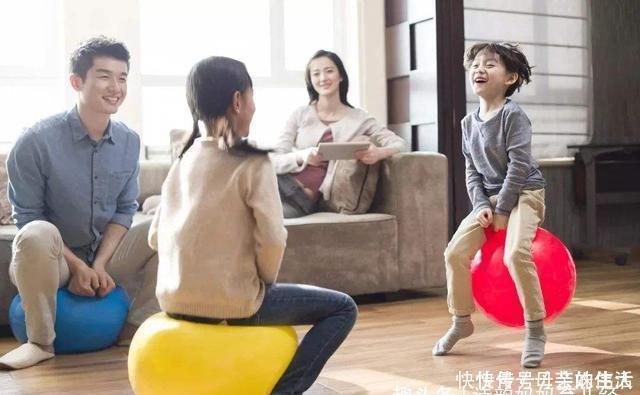 嫌弃|“无情”哥哥走红，把2胎妹妹丢出房间一脸嫌弃，妹妹：好丢人