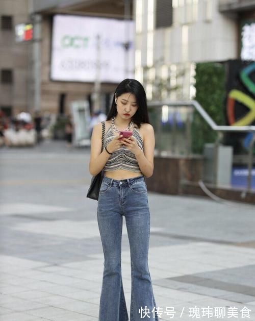 上衣|小姐姐穿挂脖上衣,搭配紧身牛仔裤,青春靓丽又时尚
