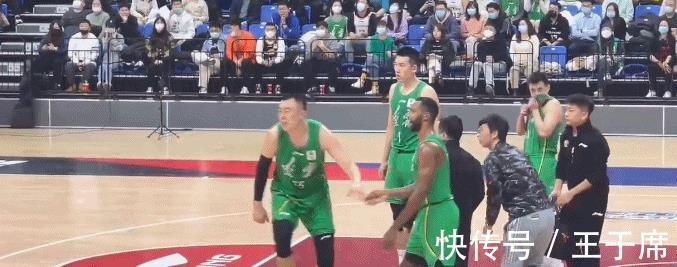 对骂|CBA冲突不断,两位名帅场边对骂,辽粤3人被驱逐,胡明轩垫脚争议