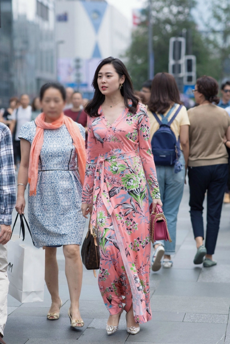 路人街拍,搭配粉色的小背心,轻松穿出高级感