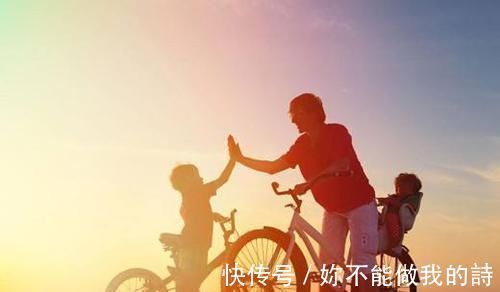 作息时间|“最可怜宝宝”走红,爸妈吃饭被晾在一旁,网友:充话费送的吧?