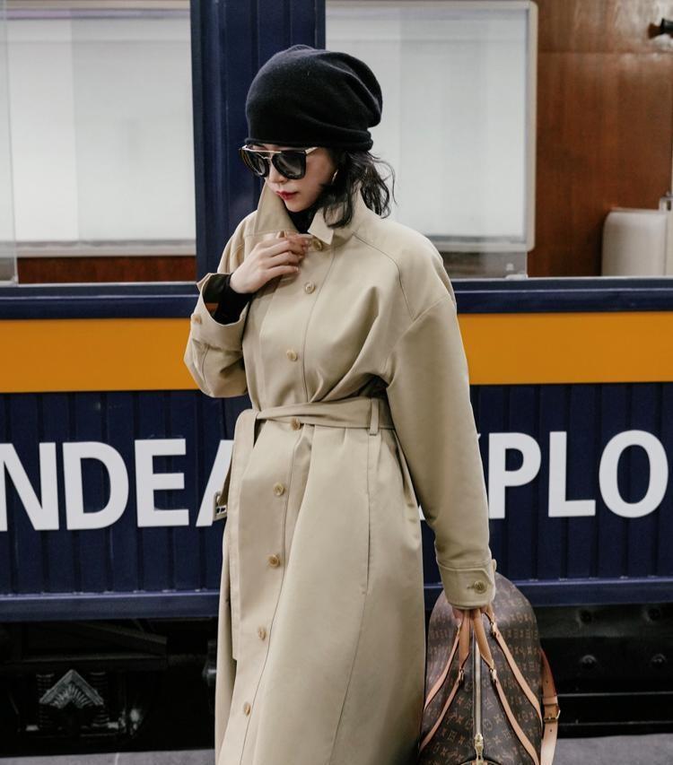 集美 今年穿风衣别买卡其色了!三木带火了“米色风衣”,高级优雅真美