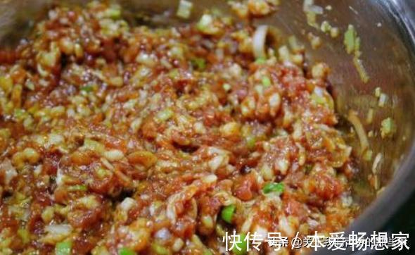拌肉馅，先打水还是先加油？这一步做错，肉馅又干又柴，还不入味