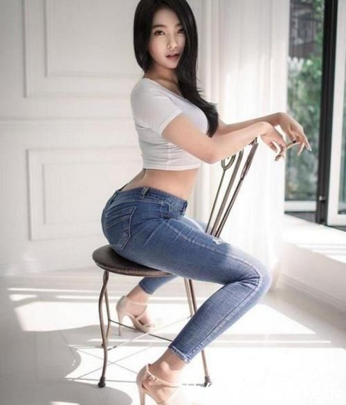 选择|简单的牛仔裤搭配,女神秀完美身材,足以让人心动