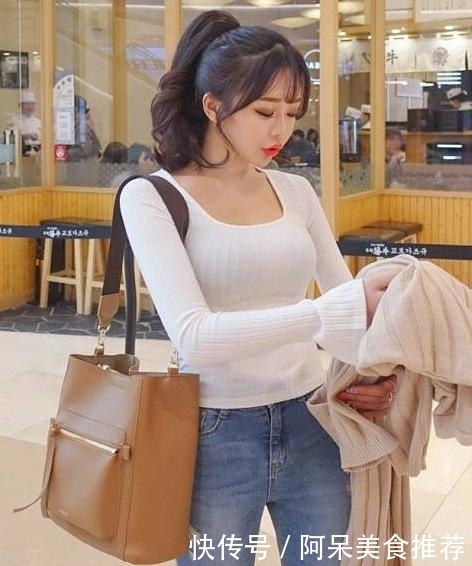 轻松|街拍:紧身牛仔裤美女,轻松地穿出性感女人味