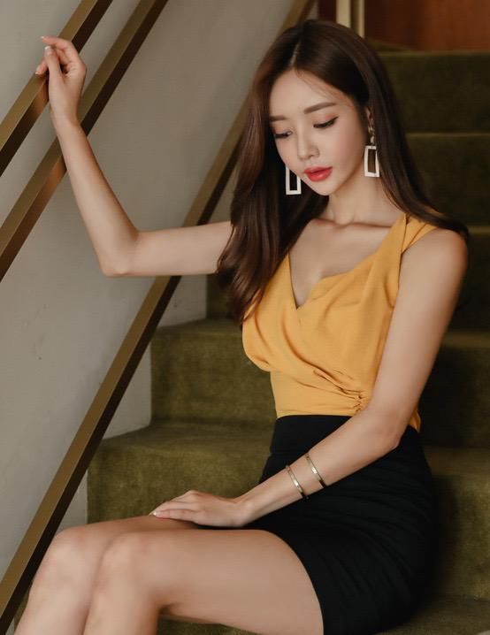 孙允珠成熟气质不是虚的，淡黄色无袖上衣搭黑色束腰包臀裙，好美