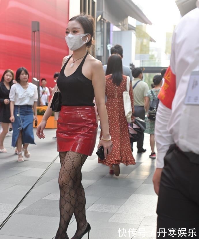 胯宽 30岁阿姨的红色“皮裙”,搭配独特,轻松展现“知性美”!