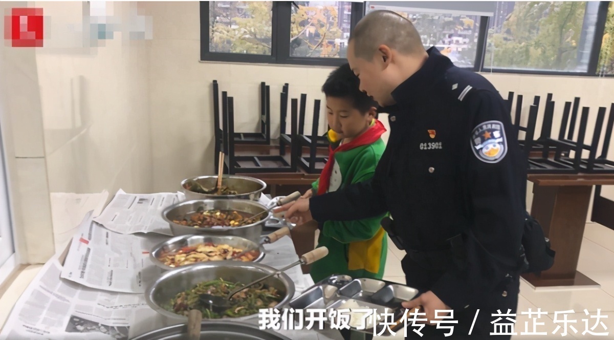 父母|小学生去派出所写作业火了，享专人一对一辅导，还成功蹭光一顿饭