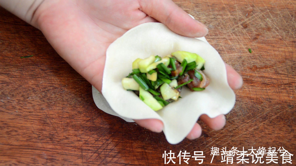 最近丝瓜加韭菜火了，教你一个不外传做法，比红烧肉还好吃