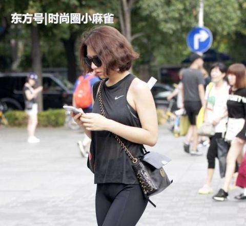 魅力|街拍完美身材的小姐姐,打底裤搭配,绽放时尚魅力