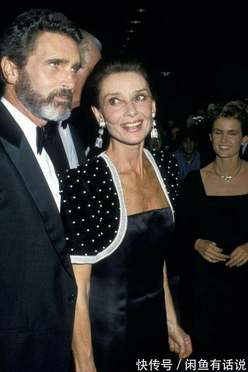 吸睛指数 美人在骨不在皮,老年赫本一脸皱纹仍迷人,穿搭精致优雅到骨子里