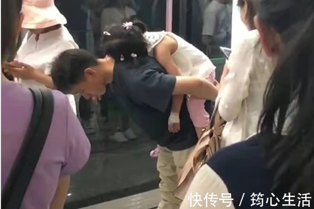 照片|爸爸带女儿看病的照片走红,看到他的动作,网友:关键时刻很靠谱