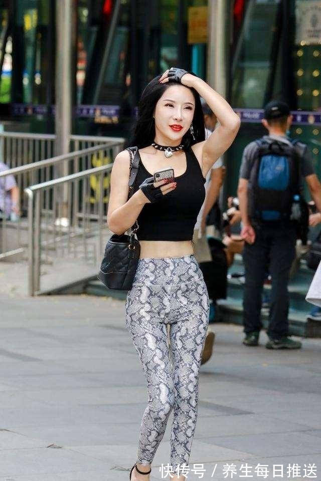 搭配 黑色无袖短t恤搭配浅色花纹打底裤,搭配的思维,愉悦!