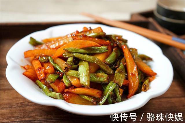 豆角|土豆烧豆角,炸得酥而不焦,口感咸香适度,这几步学会上桌就抢光