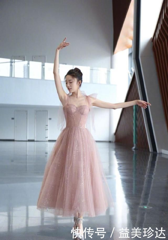 张月演绎芭蕾舞精灵,身穿一袭粉色纱裙优雅动人