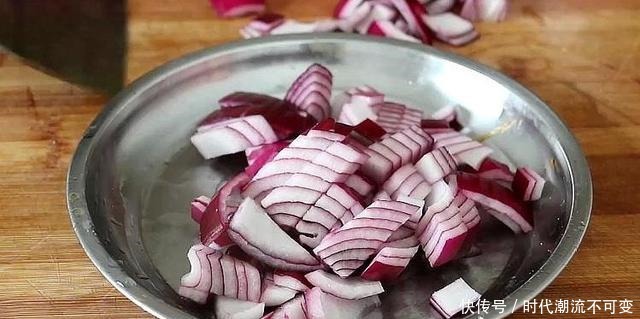 芹菜这样做太好吃了,去饭店都吃不到,做法简单,一大盘不够吃