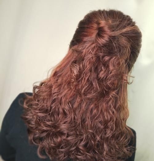 湿发 烫了羊毛卷不会打理?简单的湿发造型一学就会,发型时髦又洋气