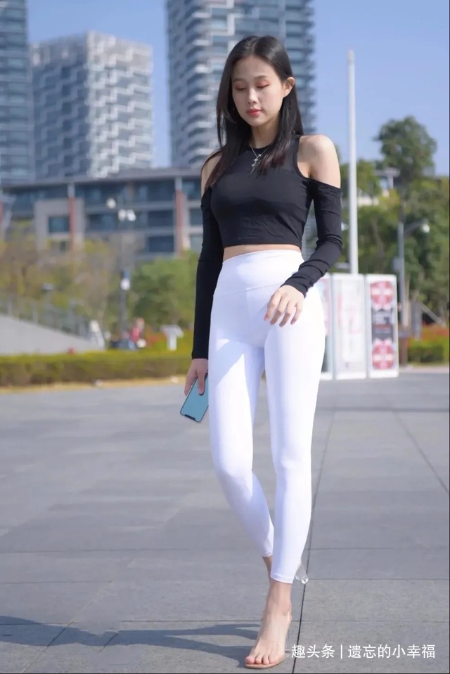 黑白配 黑色时尚挂脖上衣,配上白色修身长裤,展现出魅力十足的风采