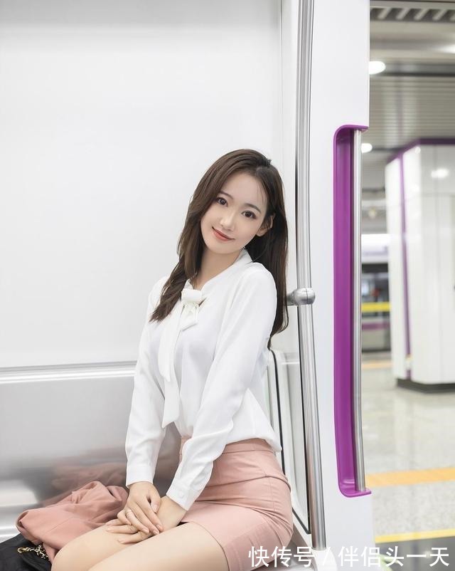 性感 地铁里帅气迷人的粉色西装少女,搭配一双浅色高跟鞋更是性感迷人!
