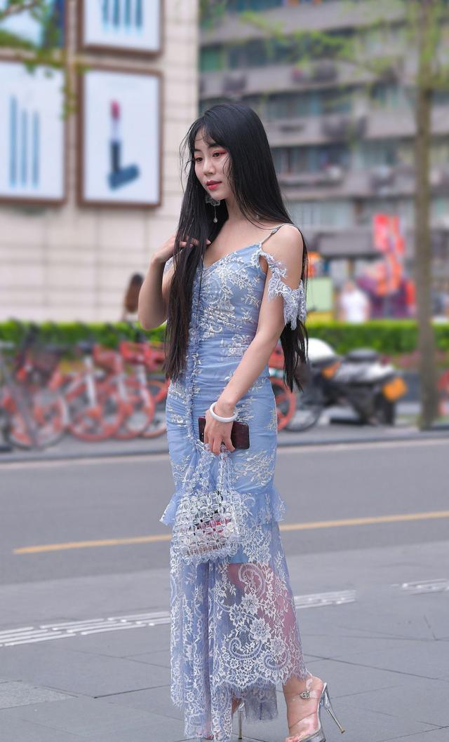 高跟凉鞋|街拍美女:蕾丝吊带连衣裙,搭配厚底高跟凉鞋,美女对身材自信穿出气质美