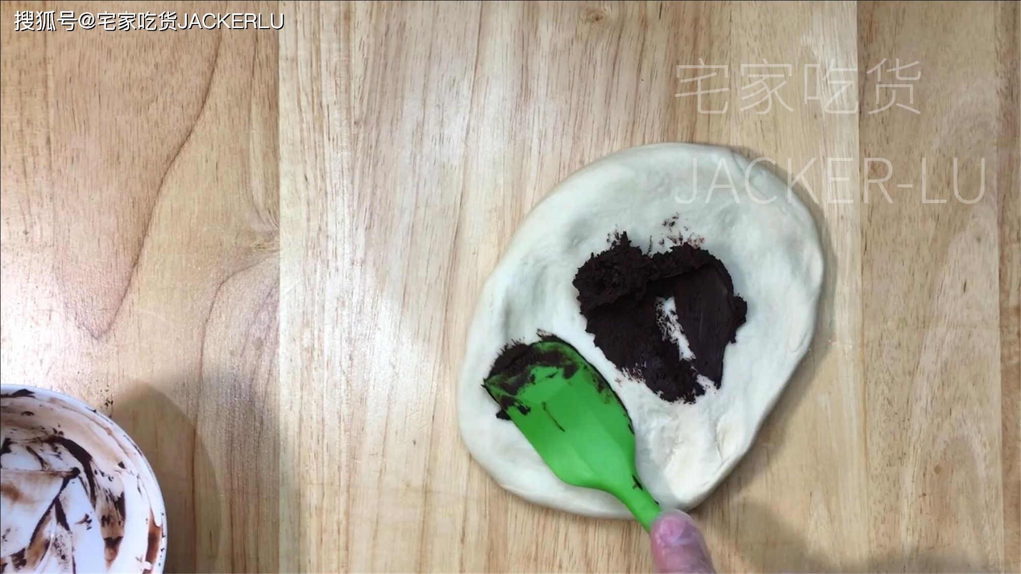 双色吐司面包,牛奶与可可携手共舞,双重味觉享受。