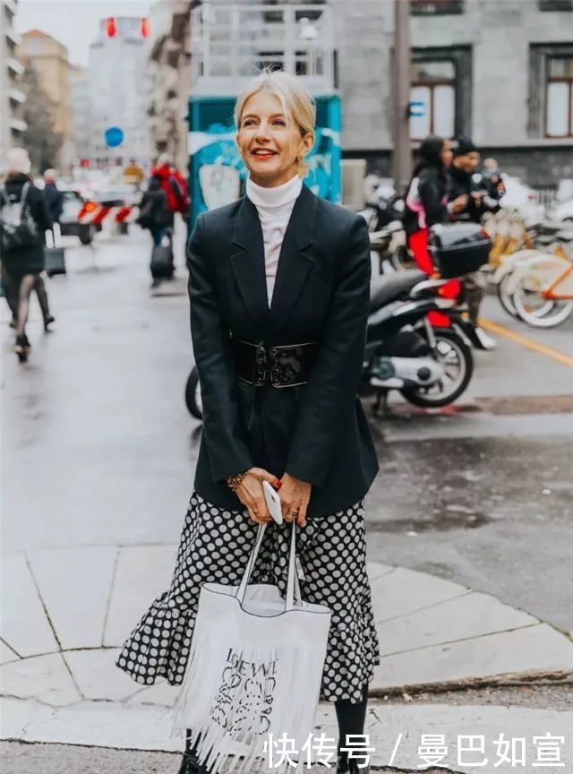 “卫衣”大势已去,今冬开始流行“赫本风”毛衣,简约百搭又高级