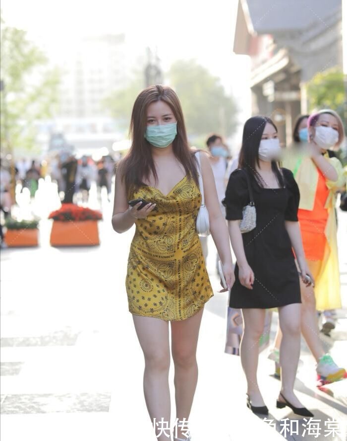 连衣裙|微胖美女穿连衣裙,东南亚风情使她成人群焦点