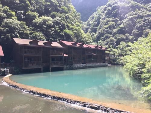 重庆一处原始生态峡谷景区，山体多在海拔1300米以上