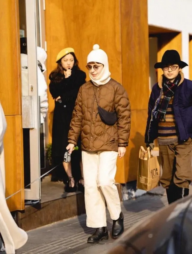 穿搭 女人过了40岁,衣服颜色尽量不选灰色和驼色,这些颜色更有气质