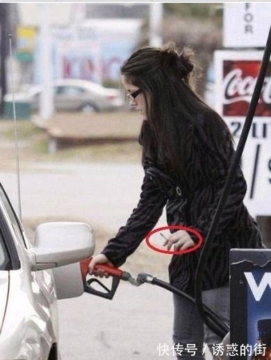 |搞笑图片幽默段子笑话:狗狗你跟主人学拜佛呢,还有模有样的啊