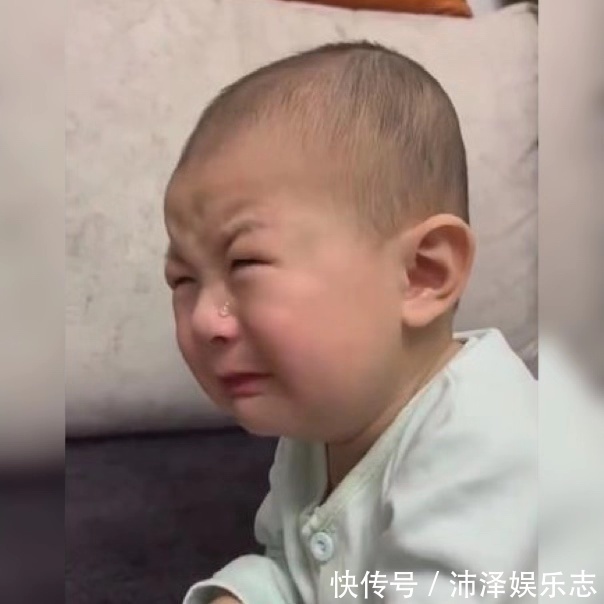 电位差|反应慢半拍的宝宝因接触到爸爸身上的静电,憋了好久终“释放”!