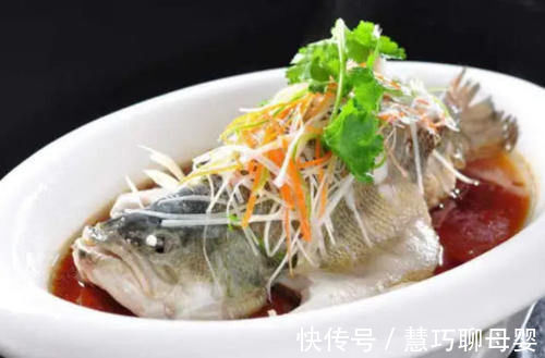 清蒸鱼|美食分享：40年大厨透漏：无论蒸哪种鱼，多加一点它，鱼肉又鲜又嫩还不腥