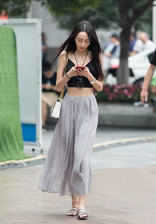 街拍街头英姿飒爽的小姐姐,简约大方的穿搭,潮流范儿十足