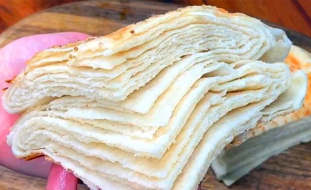 烙饼时,有人烫面,有人抹油,其实都不对,教你正确做法,太香了