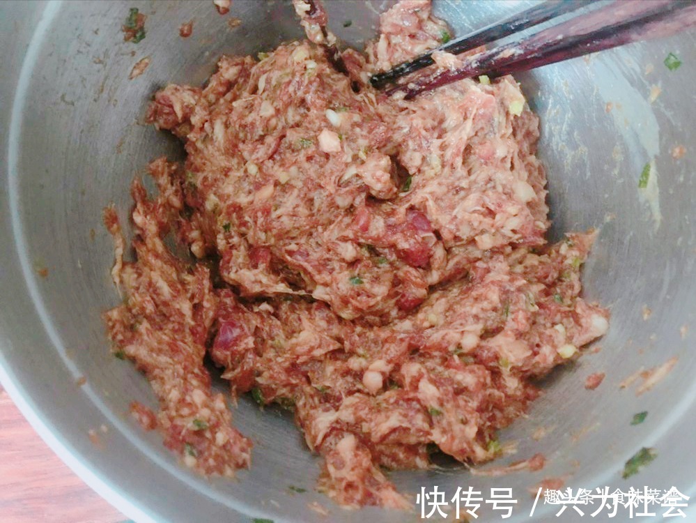 包子|豇豆猪肉包子调馅方法，鲜香扑鼻，好吃不油腻，老公一顿能吃5个