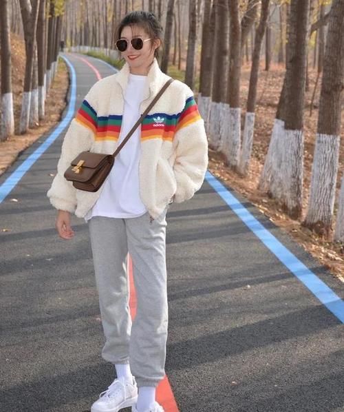 今冬除了靴子，你还差一双“运动鞋”，配各种外套都好看