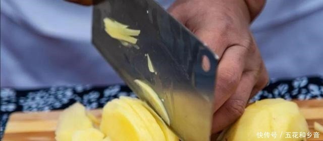 土豆|炒土豆丝时,放白醋还是陈醋饭店大厨放错了,不脆还浪费油!