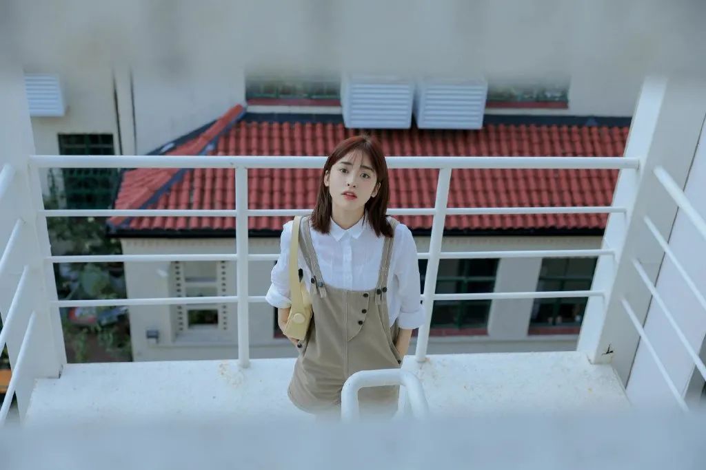 m 剪了短发的娜比，背啥我买啥