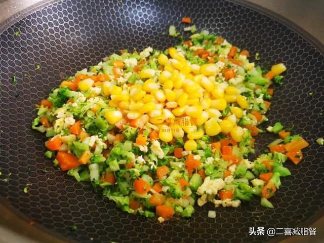 炒饭|450大卡的减脂午餐,用了7种食材,简单一锅炒,太适合上班族了