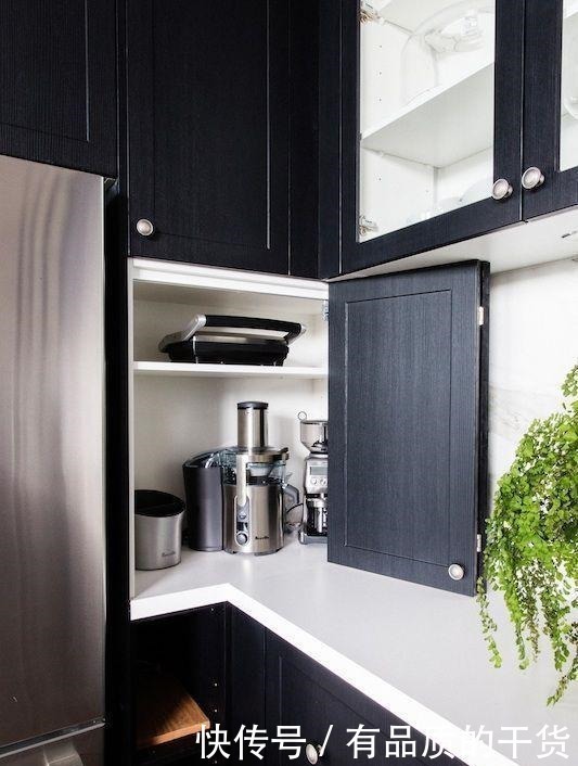 饮水机|我当初怎么没想到,柜子下多加1块小抽板,专门拿来放小厨电超赞!