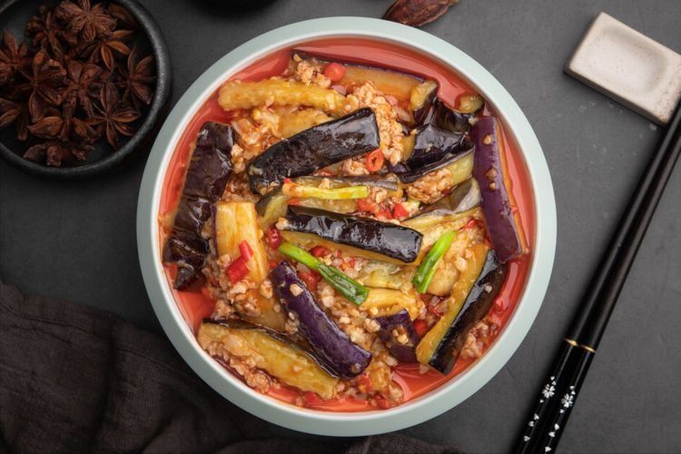 炒茄子切忌直接下油锅，厨师长教你一招，炒出来不发黑也不油腻