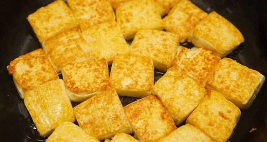 豆腐别直接煎,大厨教我2招,豆腐不粘锅不掉皮,外酥里嫩,真香