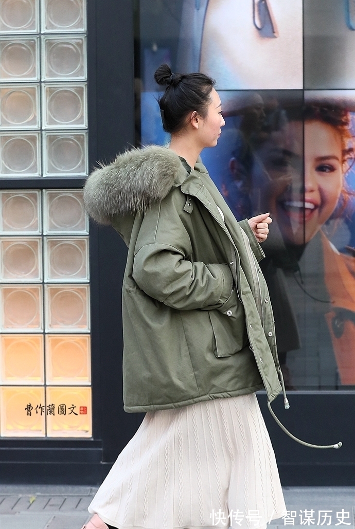 街拍|这个衣服比羽绒服还暖,一点儿不臃肿,还能一件当两件穿