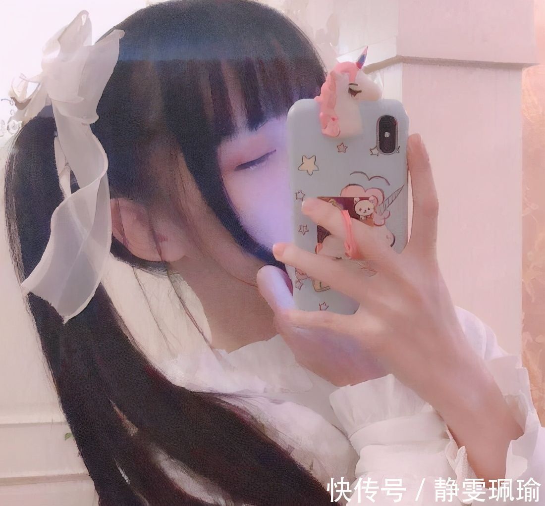 萝莉|蔡萝莉Cos麻衣学姐，坐在劳斯莱斯引擎盖拍照，风格让人难接受