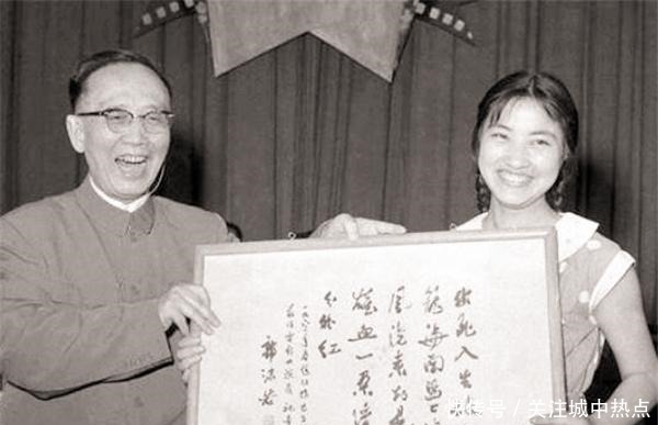 庙前|山海关孟姜女庙前有副对联,很多人不会读,郭沫若却说是天下奇联