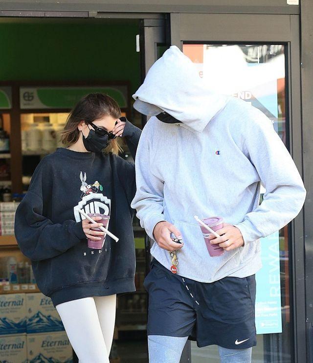 身材确实|凯雅杰柏穿无痕裤搭白色运动鞋和男友一起上街, 都是时尚健美咖