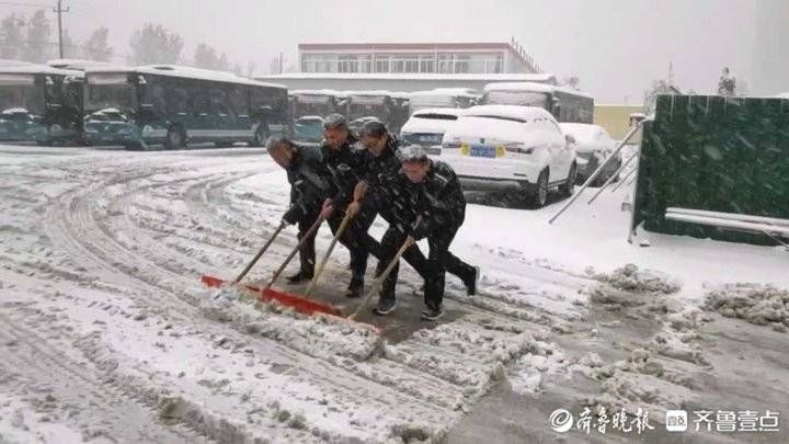 积雪|冒严寒公交志愿者清扫积雪，9个小时连轴转确保市民安全出行