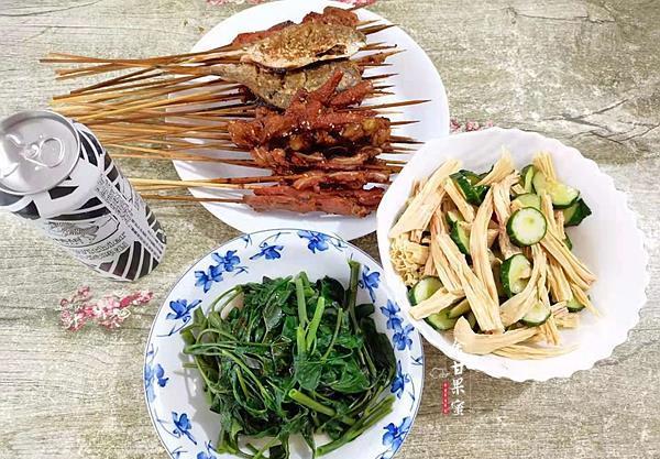 精盐|天气太热，我家晚餐简单做，主食菜肴轻松上桌，光盘不浪费