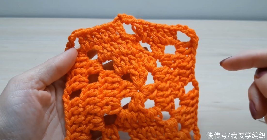  做成|清新简约的钩针方片，可当坐垫或做成抱枕，镂空条三角拼接片教程